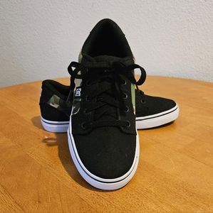 NWOT'S! - DC - Black with Camo Skater Sneakers - Youth's Anvil - Size 5